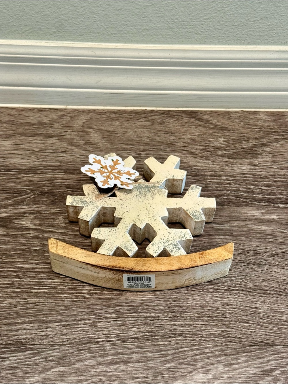 Rustic wooden farmhouse-style snowflake decor. White with silver glitter effect - Picture 6 of 7